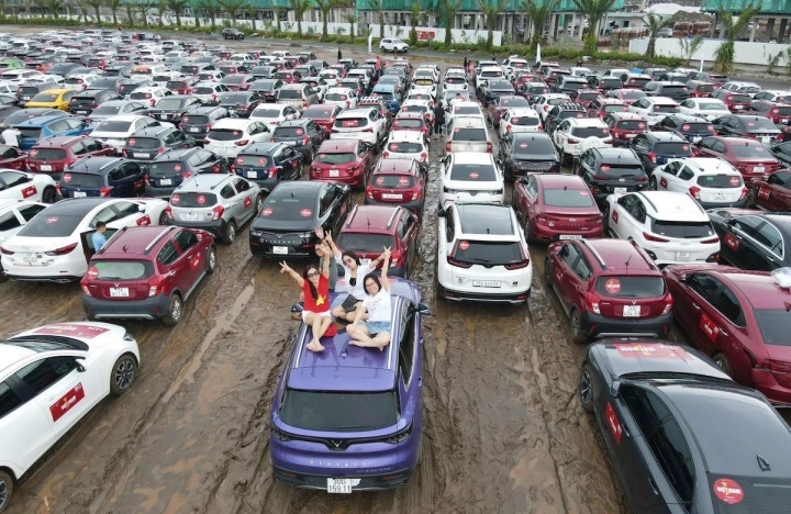 Nearly 1,700 cars make a giant map of Vietnam
